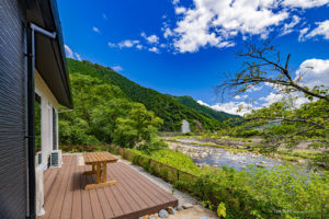 太田川を眺めるウッドデッキ